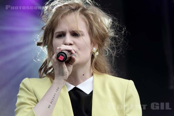 CHRISTINE AND THE QUEENS - 2012-07-20 - PARIS - Parvis de l'Hotel de Ville - 